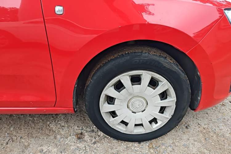 Used Skoda Rapid Spaceback 2016 Revised Version 1.6L Manual Front-Drive Edition Right Front Wheel Hub