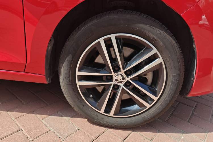 Used Skoda Rapid Spaceback 2016 Facelifted TSI230 DSG Smart Drive Version Right Front Wheel Hub