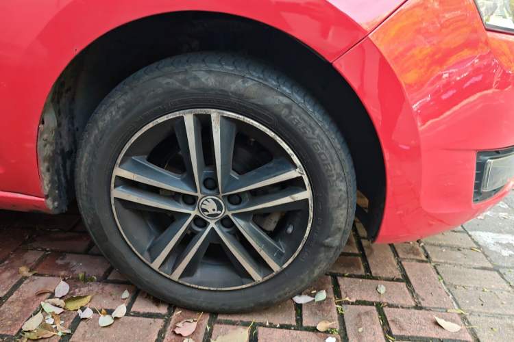 Used Skoda Rapid Spaceback 2016 Revised 1.6L Automatic Smart Drive Version Right Front Wheel Hub