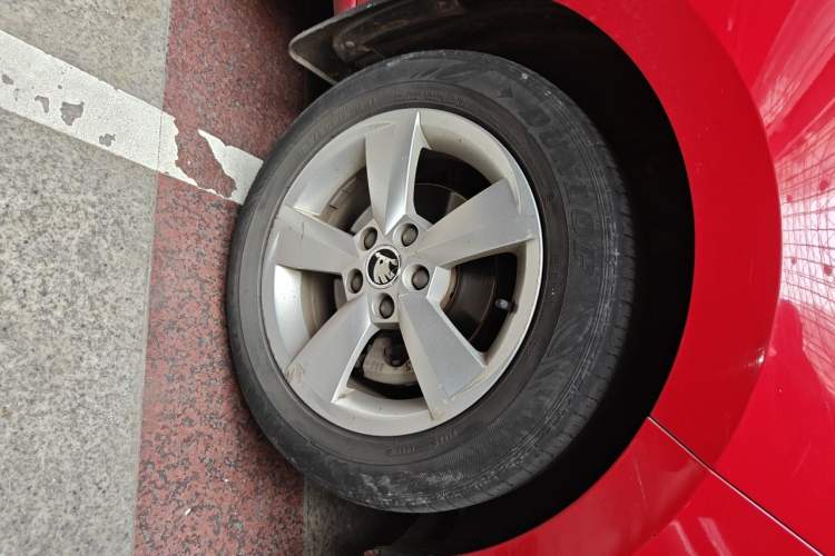 Used Skoda Rapid Spaceback 2016 1.6L Automatic Chuanxing Edition Right Front Wheel Hub
