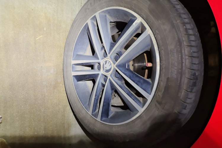 Used Skoda Rapid Spaceback 2016 Revised 1.6L Automatic Smart Drive Version Right Front Wheel Hub