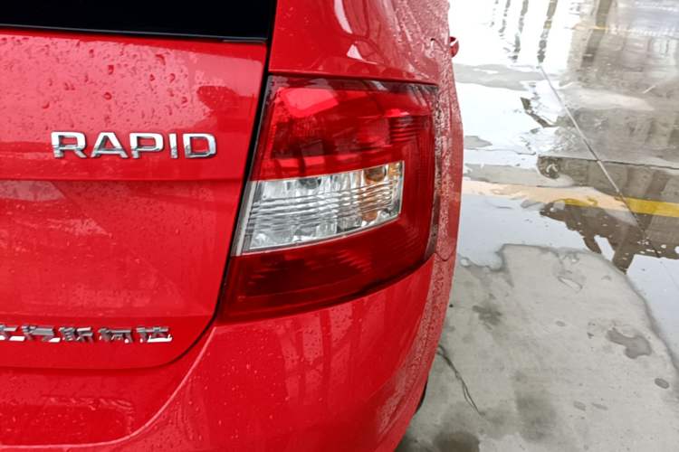 Used Skoda Rapid Spaceback 2016 Revised Version 1.6L Manual Front-Drive Edition Right Rear Taillight