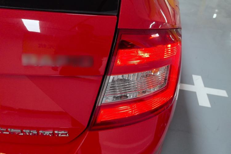 Used Skoda Rapid Spaceback 2016 Revised Version 1.4L Manual Front-Drive Edition Right Rear Taillight