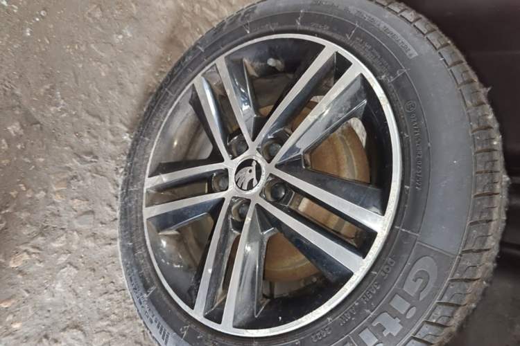 Used Skoda Rapid Spaceback 2016 1.6L Automatic Smart Drive Edition Right Rear Wheel Hub