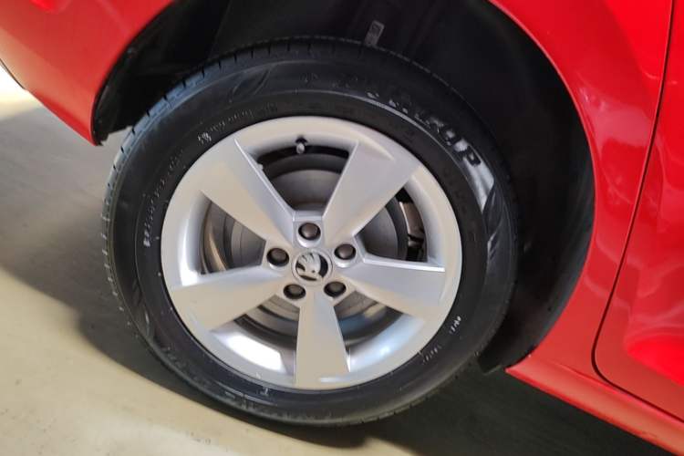 Used Skoda Rapid Spaceback 2016 Revised 1.6L Automatic Chuanxing Version Right Rear Wheel Hub