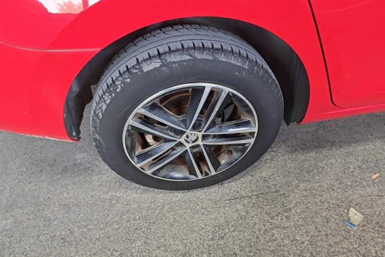 Used Skoda Rapid Spaceback 2016 Facelifted TSI230 DSG Smart Drive Version Right Rear Wheel Hub