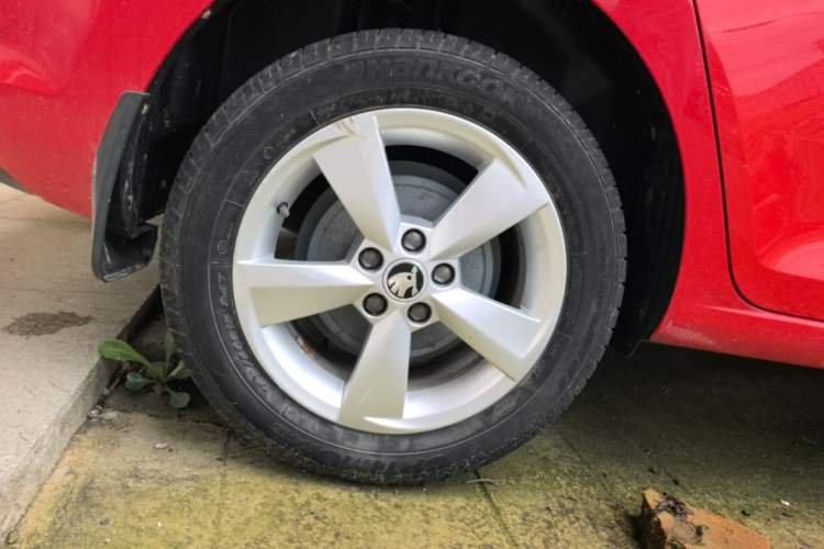 Used Skoda Rapid Spaceback 2016 1.6L Automatic Chuanxing Edition Right Rear Wheel Hub