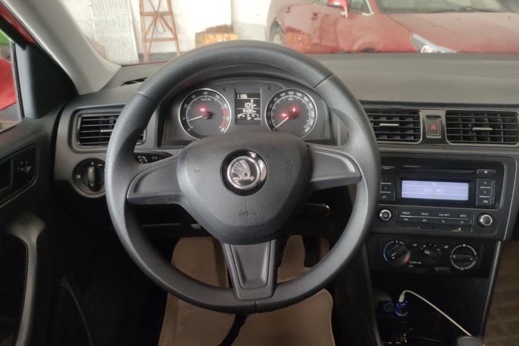 Used Skoda Rapid Spaceback 2016 Revised Version 1.6L Manual Front-Drive Edition Steering Wheel
