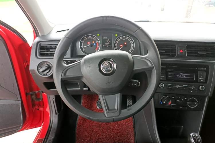 Used Skoda Rapid Spaceback 2016 Revised Version 1.6L Manual Front-Drive Edition Steering Wheel