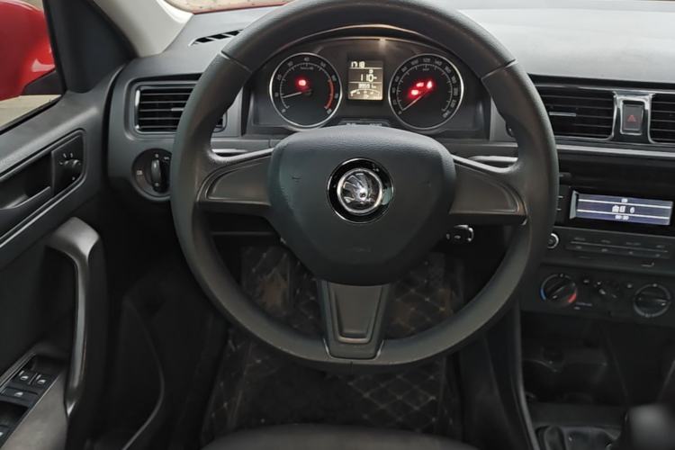 Used Skoda Rapid Spaceback 2016 Revised Version 1.6L Manual Front-Drive Edition Steering Wheel