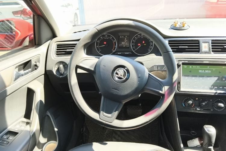 Used Skoda Rapid Spaceback 2016 Revised 1.6L Automatic Chuanxing Version Steering Wheel
