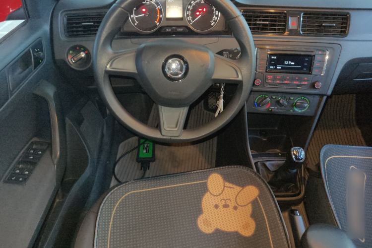 Used Skoda Rapid Spaceback 2016 Revised Version 1.4L Manual Front-Drive Edition Steering Wheel