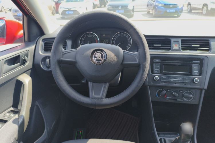 Used Skoda Rapid Spaceback 2016 Revised Version 1.4L Manual Front-Drive Edition Steering Wheel