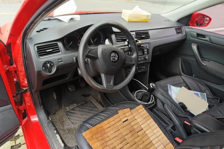 Used Skoda Rapid Spaceback 2016 Revised Version 1.4L Manual Front-Drive Edition Steering Wheel