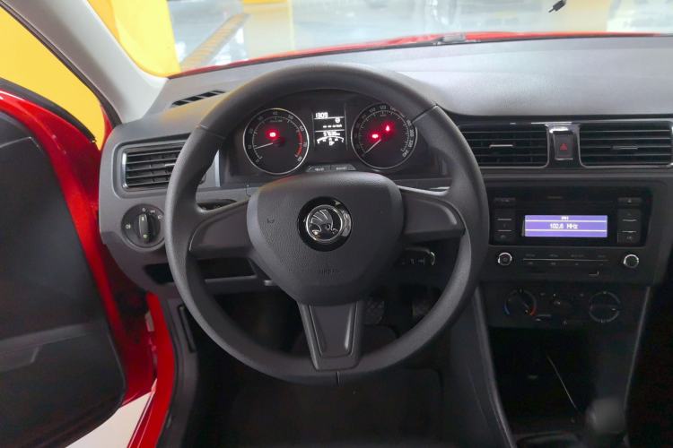 Used Skoda Rapid Spaceback 2016 Revised Version 1.4L Manual Front-Drive Edition Steering Wheel
