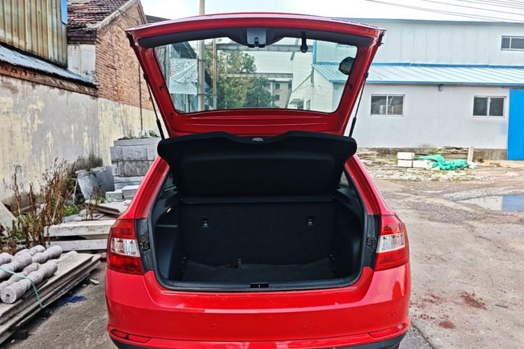 Used Skoda Rapid Spaceback 2016 Revised Version 1.6L Automatic Front-Drive Edition Trunk