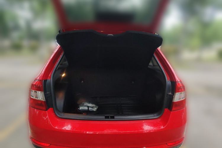 Used Skoda Rapid Spaceback 2016 Revised Version 1.4L Manual Front-Drive Edition Trunk