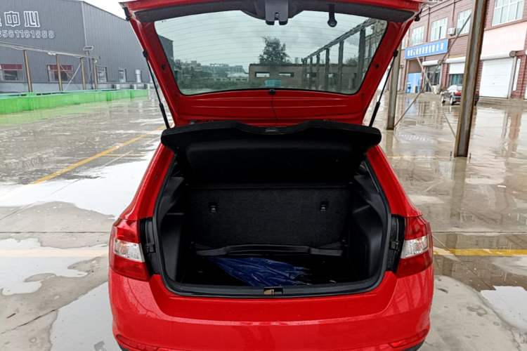 Used Skoda Rapid Spaceback 2016 Revised Version 1.6L Manual Front-Drive Edition Trunk