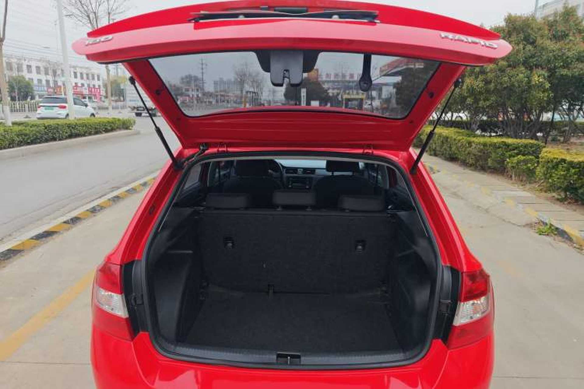 Used Skoda Rapid Spaceback 2016 Revised Version 1.6L Manual Front-Drive Edition Trunk