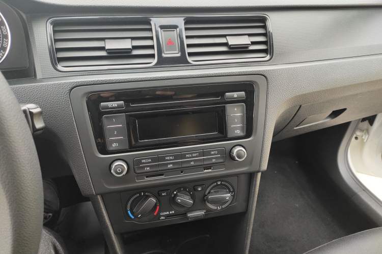 Used Skoda Rapid Spaceback 2016 Revised Version 1.6L Automatic Front-Drive Edition Audio And AC Panel