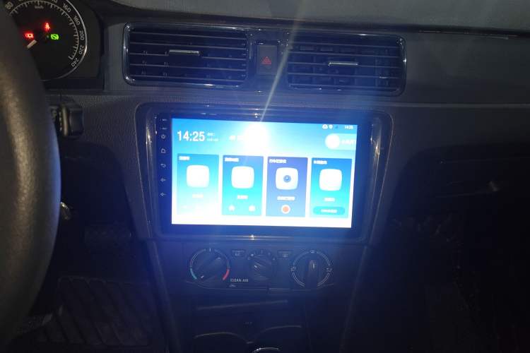 Used Skoda Rapid Spaceback 2016 Revised Version 1.6L Automatic Front-Drive Edition Audio And AC Panel