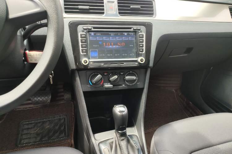 Used Skoda Rapid Spaceback 2016 Revised Version 1.6L Automatic Front-Drive Edition Audio And AC Panel