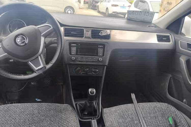 Used Skoda Rapid Spaceback 2016 Revised Version 1.6L Manual Front-Drive Edition Audio And AC Panel
