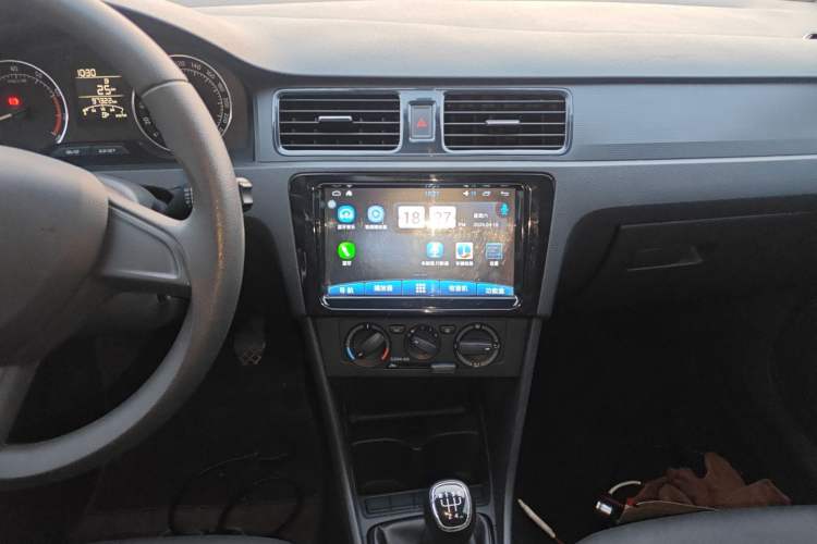 Used Skoda Rapid Spaceback 2016 Revised Version 1.4L Manual Front-Drive Edition Audio And AC Panel