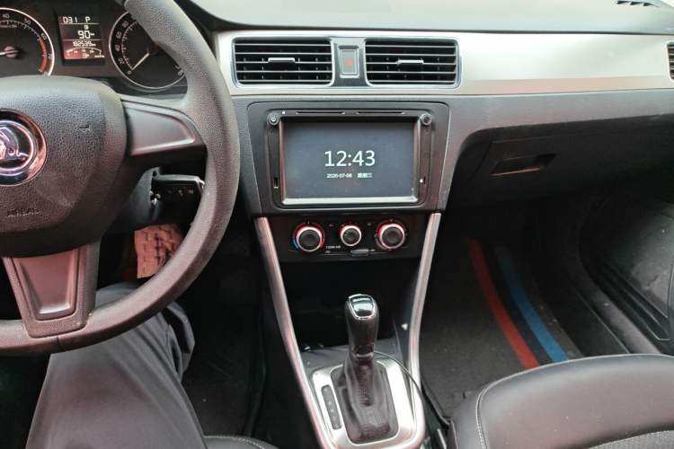 Used Skoda Rapid Spaceback 2016 Revised Version 1.6L Automatic Front-Drive Edition Audio And AC Panel