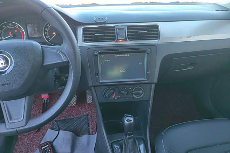 Used Skoda Rapid Spaceback 2016 Revised 1.6L Automatic Chuanxing Version Audio And AC Panel
