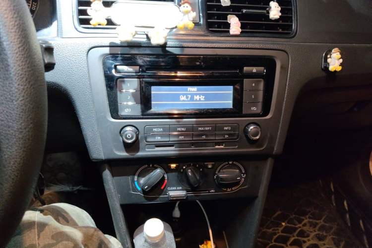 Used Skoda Rapid Spaceback 2016 1.6L Manual Front-Wheel-Drive Version Audio And AC Panel