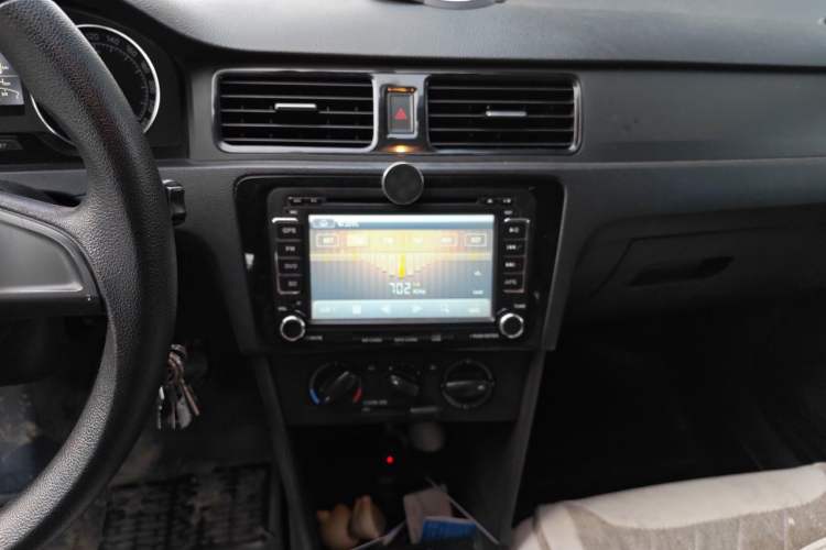Used Skoda Rapid Spaceback 2016 Revised Version 1.4L Manual Front-Drive Edition Audio And AC Panel