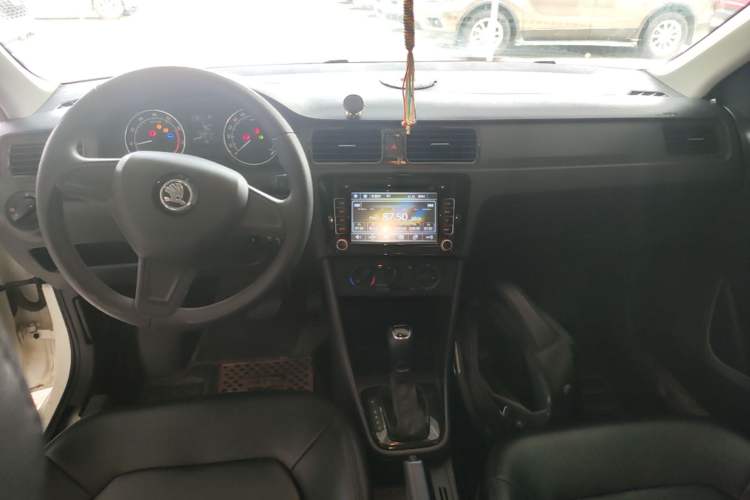 Used Skoda Rapid Spaceback 2016 1.6L Automatic Front-Wheel Drive Model Center Console
