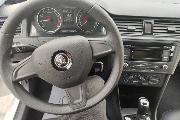 Used Skoda Rapid Spaceback 2016 Revised Version 1.6L Automatic Front-Drive Edition Center Console