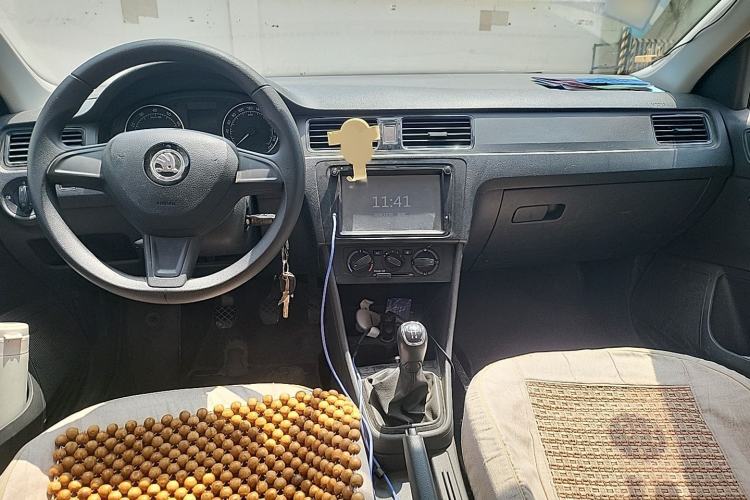 Used Skoda Rapid Spaceback 2016 Revised Version 1.4L Manual Front-Drive Edition Center Console