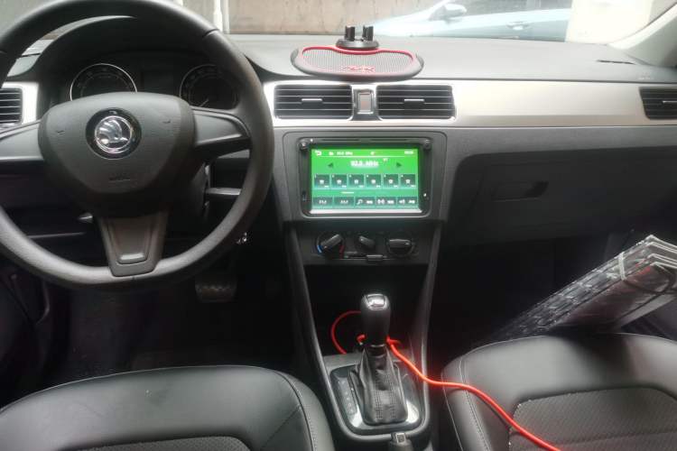 Used Skoda Rapid Spaceback 2016 Revised 1.6L Automatic Chuanxing Version Center Console