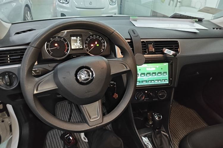 Used Skoda Rapid Spaceback 2016 Revised 1.6L Automatic Chuanxing Version Center Console