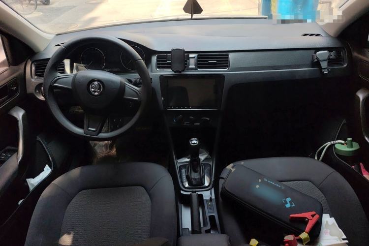 Used Skoda Rapid Spaceback 2016 Revised Version 1.6L Automatic Front-Drive Edition Center Console