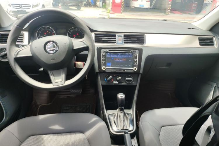 Used Skoda Rapid Spaceback 2016 Revised Version 1.6L Automatic Front-Drive Edition Center Console