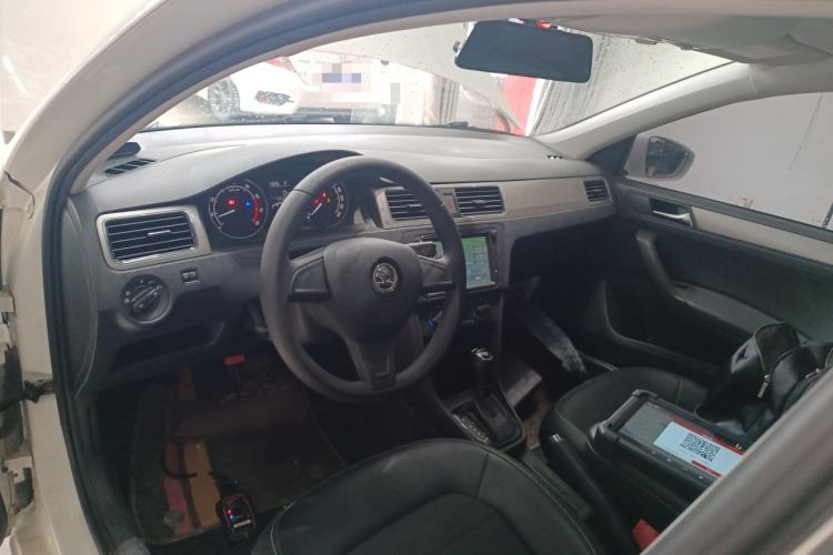 Used Skoda Rapid Spaceback 2016 Revised 1.6L Automatic Chuanxing Version Center Console