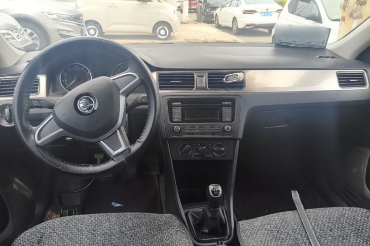 Used Skoda Rapid Spaceback 2016 Revised Version 1.6L Manual Front-Drive Edition Center Console