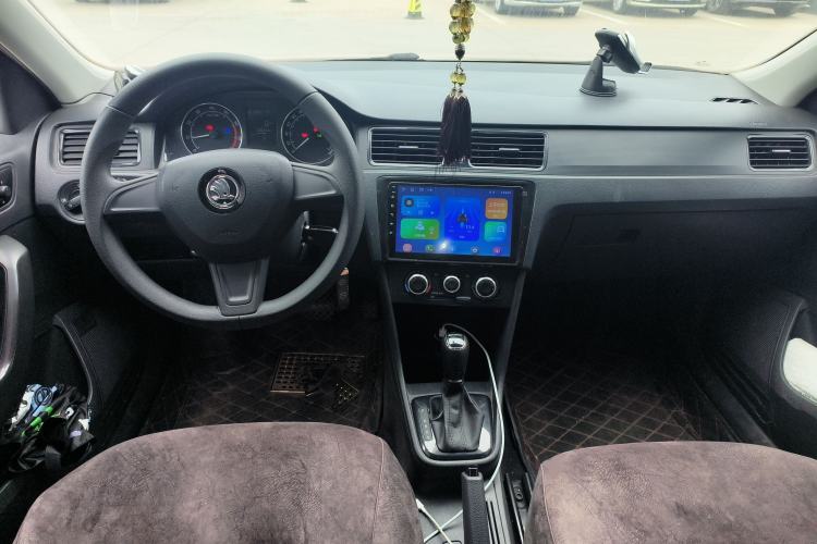 Used Skoda Rapid Spaceback 2016 Revised Version 1.6L Automatic Front-Drive Edition Center Console