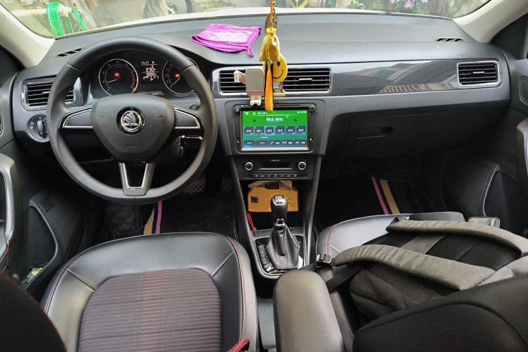 Used Skoda Rapid Spaceback 2016 Facelifted TSI230 DSG Smart Drive Version Center Console