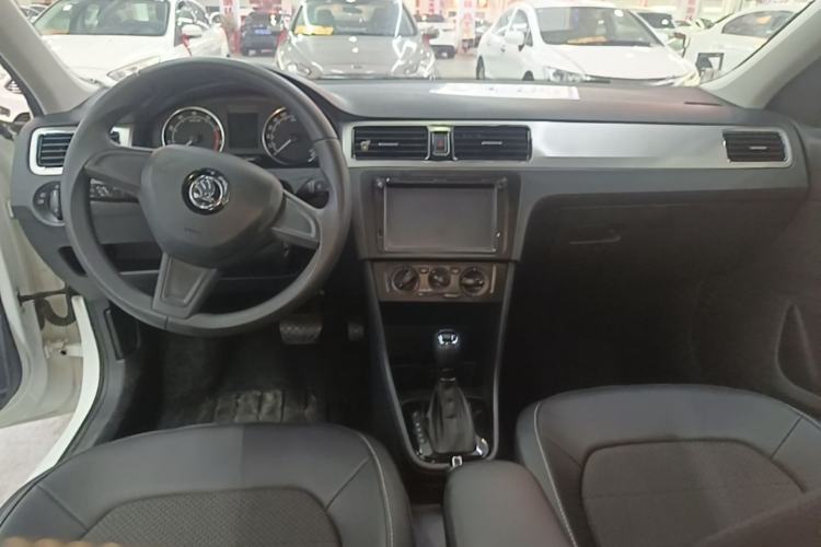 Used Skoda Rapid Spaceback 2016 Revised 1.6L Automatic Chuanxing Version Center Console