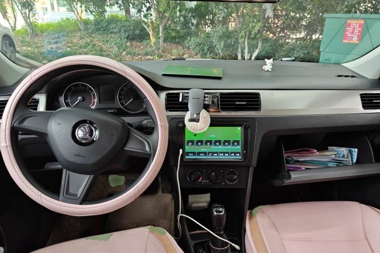 Used Skoda Rapid Spaceback 2016 Revised 1.6L Automatic Chuanxing Version Center Console
