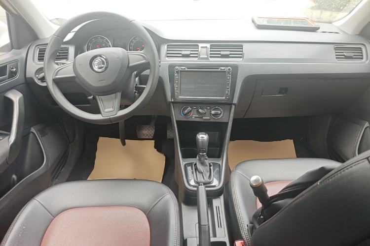Used Skoda Rapid Spaceback 2016 Revised Version 1.6L Automatic Front-Drive Edition Center Console