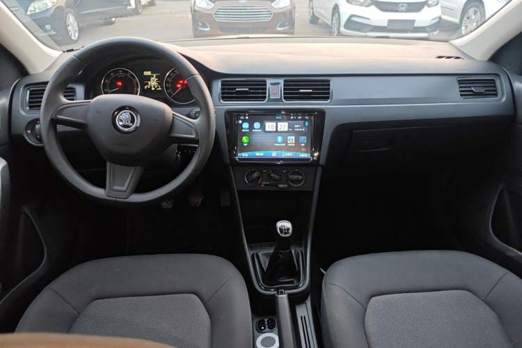 Used Skoda Rapid Spaceback 2016 Revised Version 1.4L Manual Front-Drive Edition Center Console