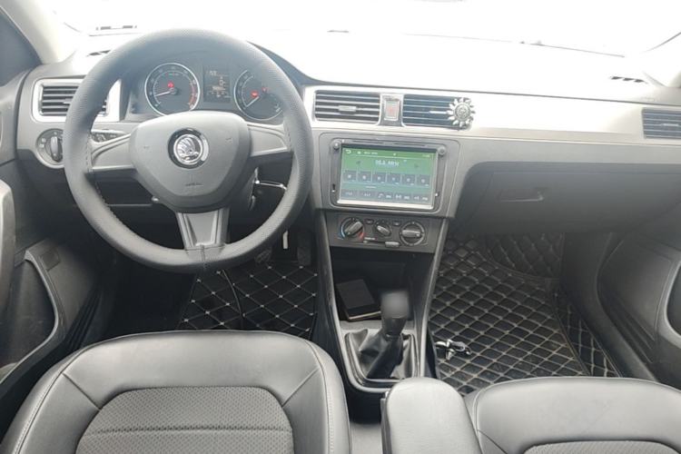 Used Skoda Rapid Spaceback 2016 Revised 1.6L Manual Chuanxing Edition Center Console