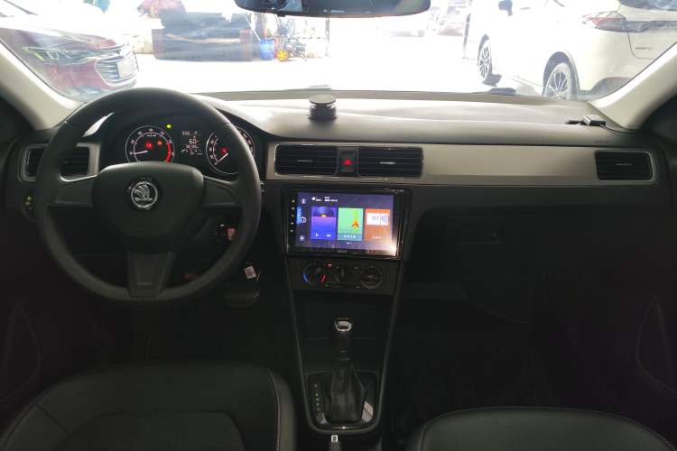 Used Skoda Rapid Spaceback 2016 Revised 1.6L Automatic Chuanxing Version Center Console