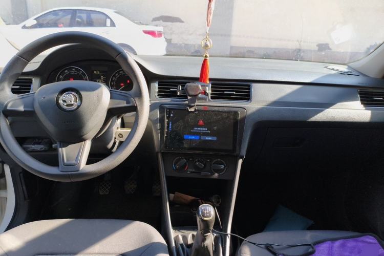 Used Skoda Rapid Spaceback 2016 Revised Version 1.4L Manual Front-Drive Edition Center Console